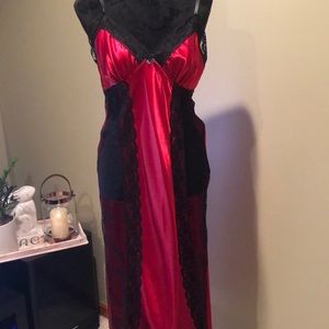 Secret Treasures nightgown & robe